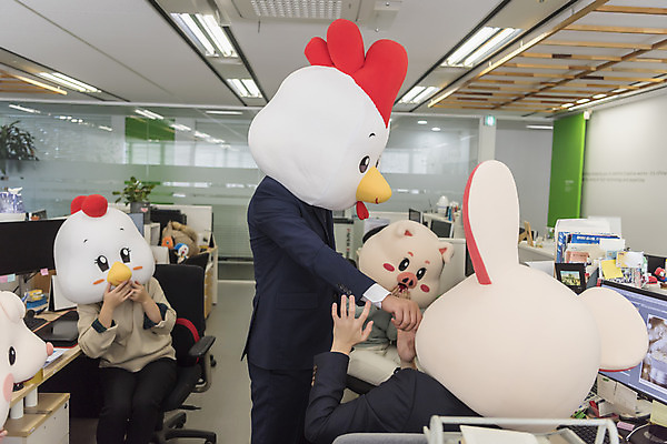 포토 JPG 여자 남자 40대 중년 실내 서기 앉기 정장 여러명 상반신 20대 성인 앞모습 옆모습 뒷모습 30대 사무실 놀람 한국인 닭띠 닭 돼지띠 돼지 비즈니스맨 비즈니스우먼 폭력 쥐띠 쥐 상사 동료 리더 닭캐릭터 쥐캐릭터 돼지캐릭터 지적 동물탈 흰쥐 2020년 경자년 팀장 국내포토 옷 감정 뷰포인트 동물캐릭터 다수 비즈니스 포유류 관계 모션 조류 표정 사람 동양인 청년 내부 장년 십이지신 직장인 설치류 연도 사회이슈 탈 파일형식