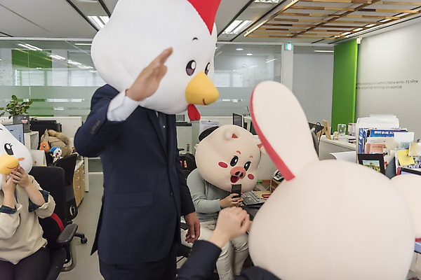 포토 JPG 전신 여자 남자 40대 중년 실내 서기 들기 앉기 정장 여러명 상반신 20대 성인 옆모습 뒷모습 30대 스마트폰 사무실 사진촬영 한국인 닭띠 닭 돼지띠 돼지 비즈니스맨 비즈니스우먼 폭력 쥐띠 쥐 상사 동료 리더 닭캐릭터 쥐캐릭터 돼지캐릭터 동물탈 흰쥐 2020년 경자년 팀장 국내포토 옷 뷰포인트 동물캐릭터 다수 비즈니스 포유류 관계 모션 조류 사람 동양인 청년 내부 장년 핸드폰 스마트기기 촬영 십이지신 직장인 설치류 연도 사회이슈 탈 파일형식