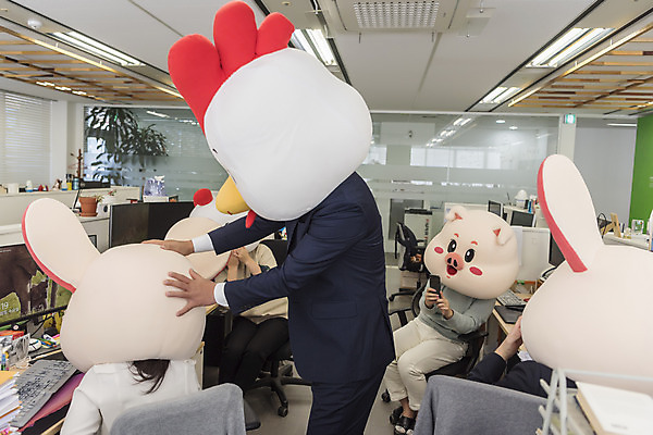 포토 JPG 전신 여자 남자 40대 중년 실내 서기 들기 앉기 정장 여러명 상반신 20대 성인 옆모습 뒷모습 30대 스마트폰 사무실 사진촬영 한국인 닭띠 닭 돼지띠 돼지 비즈니스맨 비즈니스우먼 폭력 쥐띠 쥐 상사 동료 리더 닭캐릭터 쥐캐릭터 돼지캐릭터 동물탈 흰쥐 2020년 경자년 팀장 국내포토 옷 뷰포인트 동물캐릭터 다수 비즈니스 포유류 관계 모션 조류 사람 동양인 청년 내부 장년 핸드폰 스마트기기 촬영 십이지신 직장인 설치류 연도 사회이슈 탈 파일형식