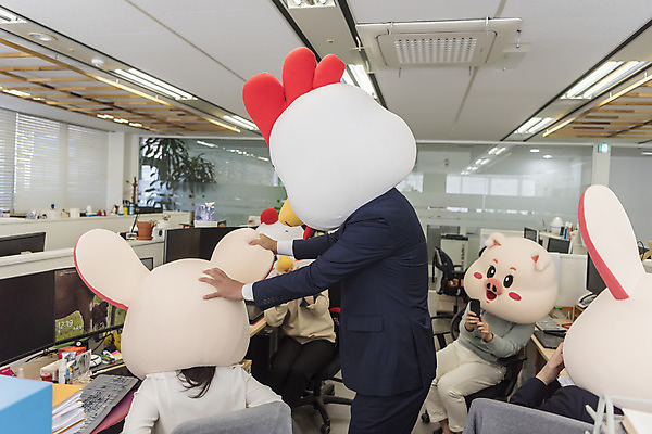 포토 JPG 전신 여자 남자 40대 중년 실내 서기 들기 앉기 정장 여러명 상반신 20대 성인 옆모습 뒷모습 30대 스마트폰 사무실 사진촬영 한국인 닭띠 닭 돼지띠 돼지 비즈니스맨 비즈니스우먼 폭력 쥐띠 쥐 상사 동료 리더 닭캐릭터 쥐캐릭터 돼지캐릭터 동물탈 흰쥐 2020년 경자년 팀장 국내포토 옷 뷰포인트 동물캐릭터 다수 비즈니스 포유류 관계 모션 조류 사람 동양인 청년 내부 장년 핸드폰 스마트기기 촬영 십이지신 직장인 설치류 연도 사회이슈 탈 파일형식