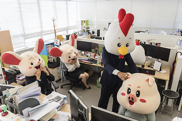 포토 JPG 전신 여자 남자 40대 중년 실내 서기 앉기 정장 여러명 상반신 20대 성인 앞모습 30대 사무실 놀람 한국인 닭띠 닭 돼지띠 돼지 비즈니스맨 비즈니스우먼 폭력 쥐띠 쥐 상사 동료 리더 닭캐릭터 쥐캐릭터 돼지캐릭터 동물탈 흰쥐 2020년 경자년 팀장 국내포토 옷 감정 뷰포인트 동물캐릭터 다수 비즈니스 포유류 관계 모션 조류 표정 사람 동양인 청년 내부 장년 십이지신 직장인 설치류 연도 사회이슈 탈 파일형식