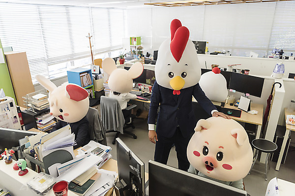 포토 JPG 전신 여자 남자 40대 중년 응원 실내 서기 앉기 정장 여러명 상반신 20대 성인 앞모습 뒷모습 30대 사무실 한국인 닭띠 닭 돼지띠 돼지 비즈니스맨 비즈니스우먼 쥐띠 쥐 상사 동료 리더 닭캐릭터 격려 쥐캐릭터 돼지캐릭터 동물탈 흰쥐 쓰다듬기 2020년 경자년 팀장 국내포토 옷 감정 뷰포인트 동물캐릭터 다수 비즈니스 포유류 관계 모션 조류 사람 동양인 청년 내부 장년 십이지신 직장인 설치류 연도 탈 파일형식