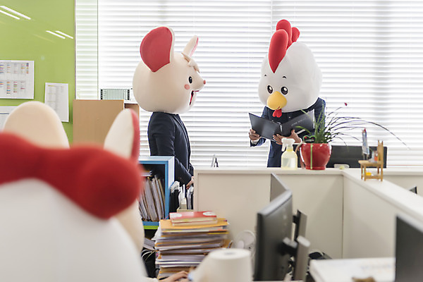 포토 JPG 여자 남자 40대 중년 실내 서기 앉기 정장 여러명 상반신 20대 성인 앞모습 옆모습 30대 사무실 한국인 닭띠 닭 비즈니스맨 비즈니스우먼 쥐띠 쥐 상사 읽기 동료 확인 리더 닭캐릭터 쥐캐릭터 결재판 동물탈 흰쥐 2020년 경자년 팀장 국내포토 옷 뷰포인트 동물캐릭터 다수 비즈니스 관계 모션 조류 사람 동양인 청년 내부 장년 십이지신 직장인 설치류 연도 탈 결재 파일형식