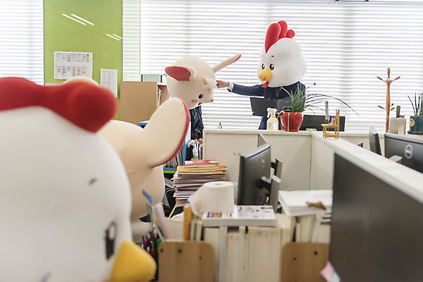 포토 JPG 여자 남자 40대 중년 실내 서기 앉기 정장 여러명 상반신 20대 성인 옆모습 30대 사무실 한국인 가리킴 닭띠 닭 비즈니스맨 비즈니스우먼 쥐띠 쥐 상사 동료 리더 닭캐릭터 쥐캐릭터 동물탈 흰쥐 2020년 경자년 팀장 국내포토 옷 뷰포인트 동물캐릭터 다수 비즈니스 관계 모션 조류 사람 동양인 손짓 청년 내부 장년 십이지신 직장인 설치류 연도 탈 파일형식