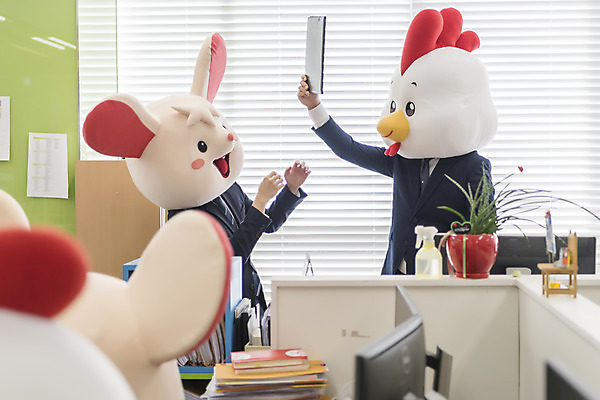 포토 JPG 여자 남자 40대 중년 실내 서기 들기 앉기 정장 여러명 상반신 20대 성인 옆모습 30대 사무실 한국인 닭띠 닭 비즈니스맨 비즈니스우먼 폭력 쥐띠 쥐 상사 동료 리더 닭캐릭터 결재 쥐캐릭터 결재판 동물탈 흰쥐 2020년 경자년 팀장 국내포토 옷 뷰포인트 동물캐릭터 다수 비즈니스 관계 모션 조류 사람 동양인 청년 내부 장년 십이지신 직장인 설치류 연도 사회이슈 탈 파일형식