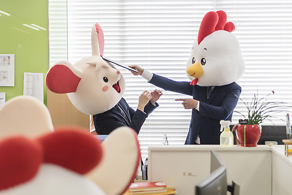 포토 JPG 여자 남자 40대 중년 실내 서기 들기 앉기 정장 여러명 상반신 20대 성인 옆모습 30대 사무실 한국인 가리킴 닭띠 닭 비즈니스맨 비즈니스우먼 폭력 쥐띠 쥐 상사 동료 리더 닭캐릭터 결재 쥐캐릭터 결재판 동물탈 때리기 흰쥐 2020년 경자년 팀장 국내포토 옷 뷰포인트 동물캐릭터 다수 비즈니스 관계 모션 조류 사람 동양인 손짓 청년 내부 장년 십이지신 직장인 설치류 연도 사회이슈 탈 파일형식