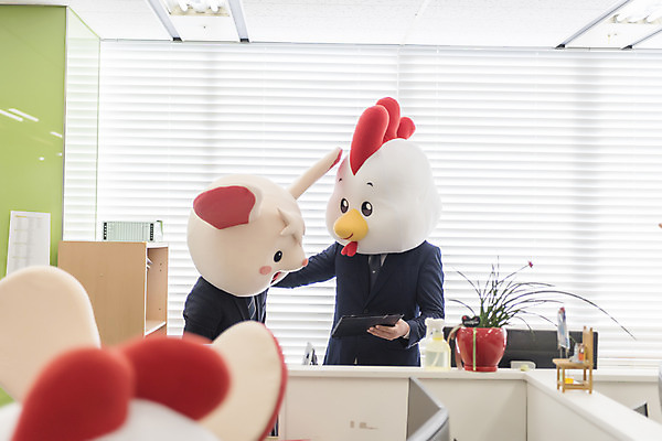 포토 JPG 여자 남자 40대 중년 응원 실내 서기 들기 앉기 정장 여러명 상반신 20대 성인 앞모습 옆모습 30대 사무실 한국인 닭띠 닭 비즈니스맨 비즈니스우먼 쥐띠 쥐 상사 동료 리더 닭캐릭터 격려 결재 쥐캐릭터 결재판 동물탈 흰쥐 2020년 경자년 팀장 국내포토 옷 감정 뷰포인트 동물캐릭터 다수 비즈니스 관계 모션 조류 사람 동양인 청년 내부 장년 십이지신 직장인 설치류 연도 탈 파일형식