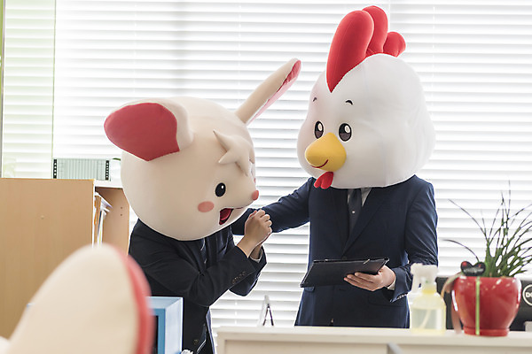 포토 JPG 여자 남자 40대 중년 실내 정장 여러명 상반신 20대 성인 앞모습 옆모습 30대 사무실 한국인 닭띠 닭 비즈니스맨 비즈니스우먼 쥐띠 쥐 상사 동료 리더 닭캐릭터 격려 결재 쥐캐릭터 결재판 동물탈 흰쥐 2020년 경자년 팀장 국내포토 옷 감정 뷰포인트 동물캐릭터 다수 비즈니스 관계 모션 조류 사람 동양인 청년 내부 장년 십이지신 직장인 설치류 연도 탈 파일형식