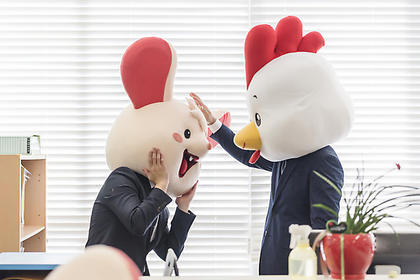 포토 JPG 남자 응원 실내 정장 상반신 성인 두명 옆모습 30대 사무실 한국인 닭띠 닭 비즈니스맨 쥐띠 쥐 상사 동료 닭캐릭터 격려 쥐캐릭터 동물탈 흰쥐 성인남자만 2020년 경자년 국내포토 옷 감정 뷰포인트 동물캐릭터 비즈니스 관계 모션 조류 사람 동양인 내부 장년 십이지신 직장인 설치류 연도 탈 남자만 성인만 파일형식