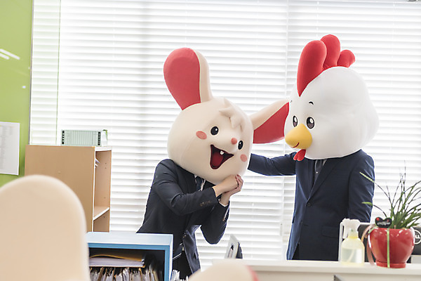 포토 JPG 남자 응원 실내 정장 상반신 성인 두명 옆모습 30대 사무실 한국인 닭띠 닭 비즈니스맨 쥐띠 쥐 상사 동료 닭캐릭터 격려 쥐캐릭터 동물탈 흰쥐 성인남자만 2020년 경자년 국내포토 옷 감정 뷰포인트 동물캐릭터 비즈니스 관계 모션 조류 사람 동양인 내부 장년 십이지신 직장인 설치류 연도 탈 남자만 성인만 파일형식