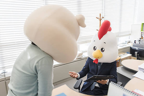 포토 JPG 여자 남자 실내 서기 앉기 정장 상반신 20대 성인 두명 앞모습 옆모습 30대 사무실 한국인 닭띠 닭 돼지띠 돼지 비즈니스맨 비즈니스우먼 동료 닭캐릭터 결재 돼지캐릭터 결재판 요청 동물탈 성인만 2020년 경자년 국내포토 옷 뷰포인트 동물캐릭터 비즈니스 포유류 관계 모션 조류 사람 동양인 청년 내부 장년 십이지신 직장인 연도 탈 파일형식