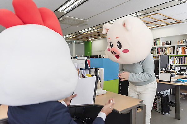 포토 JPG 여자 남자 실내 서기 앉기 정장 상반신 20대 성인 두명 앞모습 옆모습 30대 사무실 한국인 닭띠 닭 돼지띠 돼지 비즈니스맨 비즈니스우먼 상사 동료 닭캐릭터 돼지캐릭터 결재판 요청 동물탈 성인만 2020년 경자년 국내포토 옷 뷰포인트 동물캐릭터 비즈니스 포유류 관계 모션 조류 사람 동양인 청년 내부 장년 십이지신 직장인 연도 탈 결재 파일형식