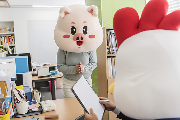 포토 JPG 여자 남자 실내 서기 앉기 정장 상반신 20대 성인 두명 앞모습 뒷모습 30대 사무실 한국인 닭띠 닭 돼지띠 돼지 비즈니스맨 비즈니스우먼 동료 닭캐릭터 결재 돼지캐릭터 손모으기 결재판 요청 동물탈 성인만 2020년 경자년 국내포토 옷 뷰포인트 동물캐릭터 비즈니스 포유류 관계 모션 조류 사람 동양인 손짓 청년 내부 장년 십이지신 직장인 연도 탈 파일형식