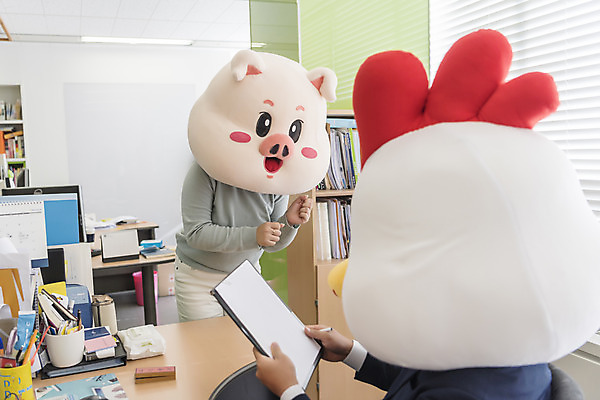 포토 JPG 여자 남자 실내 서기 앉기 정장 상반신 20대 성인 두명 앞모습 뒷모습 30대 사무실 한국인 닭띠 닭 돼지띠 돼지 비즈니스맨 비즈니스우먼 동료 닭캐릭터 결재 돼지캐릭터 결재판 요청 동물탈 성인만 2020년 경자년 국내포토 옷 뷰포인트 동물캐릭터 비즈니스 포유류 관계 모션 조류 사람 동양인 청년 내부 장년 십이지신 직장인 연도 탈 파일형식