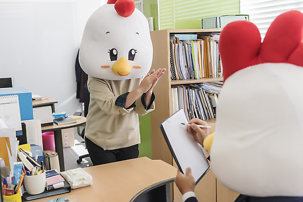 포토 JPG 여자 남자 40대 중년 실내 서기 앉기 정장 성인 두명 앞모습 뒷모습 30대 사무실 한국인 닭띠 닭 비즈니스맨 비즈니스우먼 상사 동료 닭캐릭터 결재 손모으기 결재판 요청 동물탈 2020년 경자년 국내포토 옷 뷰포인트 동물캐릭터 비즈니스 관계 모션 조류 사람 동양인 손짓 내부 장년 십이지신 직장인 연도 탈 파일형식