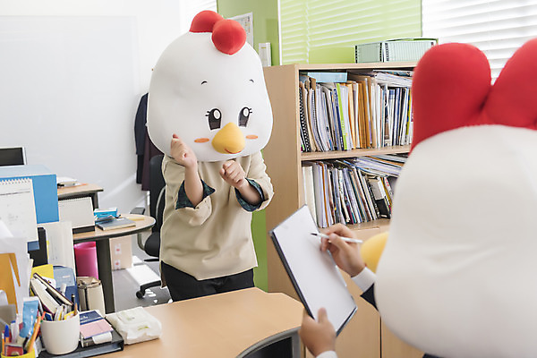 포토 JPG 여자 남자 40대 중년 실내 서기 앉기 정장 성인 두명 앞모습 뒷모습 30대 사무실 한국인 닭띠 닭 비즈니스맨 비즈니스우먼 상사 동료 닭캐릭터 결재 결재판 요청 동물탈 애교 2020년 경자년 국내포토 옷 뷰포인트 동물캐릭터 비즈니스 관계 모션 조류 사람 동양인 내부 장년 십이지신 직장인 연도 탈 파일형식