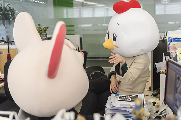 포토 JPG 여자 남자 40대 중년 실내 서기 앉기 정장 손짓 상반신 성인 두명 옆모습 뒷모습 30대 사무실 한국인 닭띠 닭 비즈니스맨 비즈니스우먼 쥐띠 쥐 상사 유혹 동료 닭캐릭터 쥐캐릭터 동물탈 흰쥐 2020년 경자년 국내포토 옷 뷰포인트 동물캐릭터 컨셉 비즈니스 관계 모션 조류 사람 동양인 내부 장년 십이지신 직장인 설치류 연도 탈 파일형식