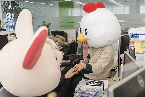 포토 JPG 여자 남자 40대 중년 실내 서기 앉기 정장 상반신 성인 두명 옆모습 뒷모습 30대 사무실 손잡기 한국인 닭띠 닭 비즈니스맨 비즈니스우먼 쥐띠 쥐 상사 유혹 수줍음 동료 닭캐릭터 쥐캐릭터 동물탈 흰쥐 2020년 경자년 국내포토 옷 감정 뷰포인트 동물캐릭터 컨셉 비즈니스 관계 모션 조류 사람 동양인 내부 장년 십이지신 직장인 설치류 연도 탈 파일형식