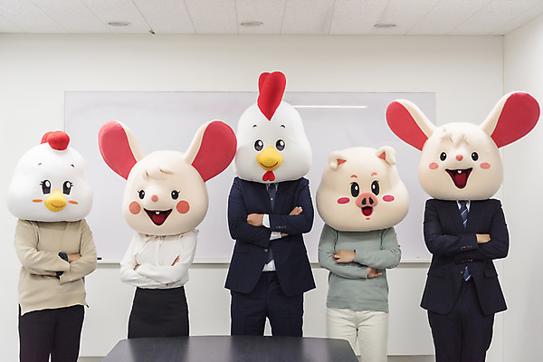 포토 JPG 여자 남자 40대 중년 실내 서기 정장 여러명 상반신 20대 성인 앞모습 30대 팔짱 한국인 닭띠 닭 돼지띠 돼지 비즈니스맨 비즈니스우먼 쥐띠 쥐 상사 동료 회의실 닭캐릭터 쥐캐릭터 돼지캐릭터 동물탈 흰쥐 2020년 경자년 국내포토 옷 뷰포인트 동물캐릭터 다수 비즈니스 포유류 관계 모션 조류 사람 동양인 청년 내부 장년 십이지신 직장인 설치류 연도 탈 파일형식