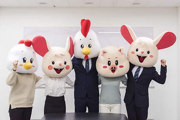 포토 JPG 여자 남자 40대 중년 어깨동무 실내 서기 정장 여러명 상반신 20대 성인 앞모습 30대 파이팅 주먹 한국인 닭띠 닭 돼지띠 돼지 비즈니스맨 비즈니스우먼 쥐띠 쥐 상사 동료 회의실 닭캐릭터 쥐캐릭터 돼지캐릭터 동물탈 흰쥐 2020년 경자년 국내포토 옷 뷰포인트 동물캐릭터 포즈 다수 비즈니스 포유류 관계 모션 조류 사람 동양인 청년 내부 장년 십이지신 직장인 설치류 연도 탈 파일형식