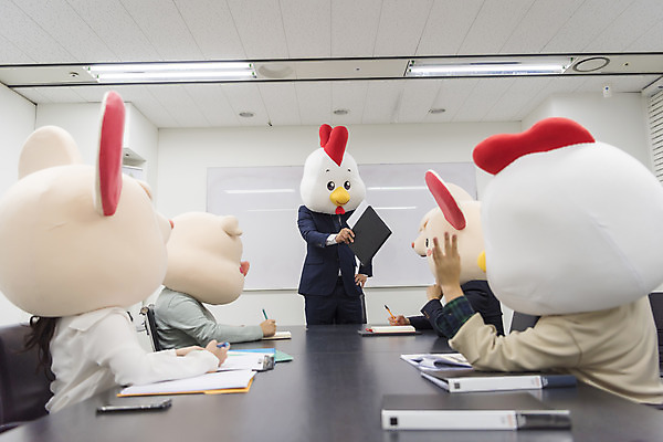 포토 JPG 여자 남자 40대 중년 회의 실내 서기 앉기 정장 여러명 상반신 20대 성인 앞모습 옆모습 30대 한국인 닭띠 닭 돼지띠 돼지 비즈니스맨 비즈니스우먼 쥐띠 쥐 상사 동료 회의실 리더 닭캐릭터 쥐캐릭터 돼지캐릭터 동물탈 흰쥐 2020년 경자년 팀장 국내포토 옷 뷰포인트 동물캐릭터 다수 비즈니스 포유류 관계 모션 조류 사람 동양인 청년 내부 장년 십이지신 직장인 설치류 연도 탈 파일형식