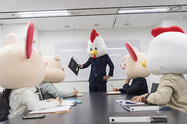 포토 JPG 여자 남자 40대 중년 회의 실내 서기 앉기 정장 여러명 상반신 20대 성인 앞모습 옆모습 30대 한국인 닭띠 닭 돼지띠 돼지 비즈니스맨 비즈니스우먼 쥐띠 쥐 상사 동료 회의실 리더 문서 닭캐릭터 쥐캐릭터 돼지캐릭터 동물탈 흰쥐 2020년 경자년 팀장 국내포토 옷 뷰포인트 동물캐릭터 다수 비즈니스 포유류 관계 모션 조류 사람 동양인 청년 내부 장년 십이지신 직장인 설치류 연도 탈 파일형식