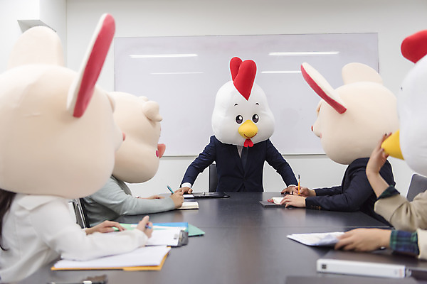 포토 JPG 여자 남자 40대 중년 회의 실내 서기 앉기 정장 여러명 상반신 20대 성인 앞모습 옆모습 30대 한국인 닭띠 닭 돼지띠 돼지 비즈니스맨 비즈니스우먼 쥐띠 쥐 상사 동료 회의실 리더 닭캐릭터 쥐캐릭터 돼지캐릭터 동물탈 흰쥐 2020년 경자년 팀장 국내포토 옷 뷰포인트 동물캐릭터 다수 비즈니스 포유류 관계 모션 조류 사람 동양인 청년 내부 장년 십이지신 직장인 설치류 연도 탈 파일형식