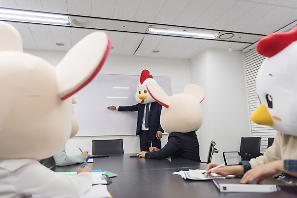 포토 JPG 여자 남자 40대 중년 회의 실내 서기 앉기 정장 여러명 상반신 20대 성인 앞모습 옆모습 30대 한국인 기록 닭띠 닭 돼지띠 돼지 비즈니스맨 비즈니스우먼 쥐띠 쥐 상사 동료 회의실 리더 문서 닭캐릭터 쥐캐릭터 돼지캐릭터 동물탈 흰쥐 2020년 경자년 팀장 국내포토 옷 뷰포인트 동물캐릭터 다수 비즈니스 포유류 관계 모션 조류 사람 동양인 청년 내부 장년 십이지신 직장인 설치류 연도 탈 파일형식