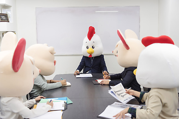 포토 JPG 여자 남자 40대 중년 회의 실내 앉기 정장 여러명 상반신 20대 성인 앞모습 옆모습 30대 한국인 닭띠 닭 돼지띠 돼지 비즈니스맨 비즈니스우먼 쥐띠 쥐 상사 집중 동료 회의실 리더 문서 닭캐릭터 쥐캐릭터 돼지캐릭터 동물탈 흰쥐 2020년 경자년 팀장 국내포토 옷 뷰포인트 동물캐릭터 다수 컨셉 비즈니스 포유류 관계 모션 조류 사람 동양인 청년 내부 장년 십이지신 직장인 설치류 연도 탈 파일형식