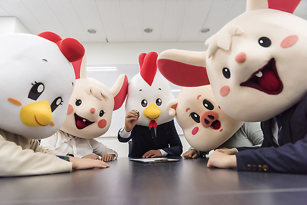 포토 JPG 응시 여자 남자 40대 중년 회의 실내 서기 앉기 정장 여러명 상반신 20대 성인 앞모습 30대 한국인 가리킴 닭띠 닭 돼지띠 돼지 비즈니스맨 비즈니스우먼 쥐띠 쥐 상사 동료 회의실 리더 문서 닭캐릭터 쥐캐릭터 돼지캐릭터 동물탈 흰쥐 2020년 경자년 팀장 국내포토 시선 옷 뷰포인트 동물캐릭터 다수 비즈니스 포유류 관계 모션 조류 사람 동양인 손짓 청년 내부 장년 십이지신 직장인 설치류 연도 탈 파일형식