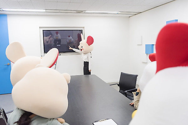 포토 JPG 여자 남자 40대 중년 회의 실내 설명 서기 앉기 정장 여러명 상반신 20대 성인 옆모습 뒷모습 30대 모니터 한국인 닭띠 닭 돼지띠 돼지 비즈니스맨 비즈니스우먼 쥐띠 쥐 상사 동료 회의실 닭캐릭터 쥐캐릭터 돼지캐릭터 동물탈 흰쥐 2020년 경자년 국내포토 옷 뷰포인트 동물캐릭터 다수 비즈니스 포유류 관계 모션 조류 사람 동양인 청년 내부 장년 컴퓨터 십이지신 직장인 설치류 연도 탈 파일형식