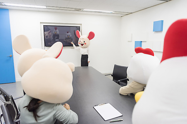 포토 JPG 여자 남자 40대 중년 회의 실내 설명 서기 앉기 정장 여러명 상반신 20대 성인 옆모습 뒷모습 30대 모니터 한국인 닭띠 닭 돼지띠 돼지 비즈니스맨 비즈니스우먼 쥐띠 쥐 상사 동료 회의실 닭캐릭터 쥐캐릭터 돼지캐릭터 동물탈 흰쥐 2020년 경자년 국내포토 옷 뷰포인트 동물캐릭터 다수 비즈니스 포유류 관계 모션 조류 사람 동양인 청년 내부 장년 컴퓨터 십이지신 직장인 설치류 연도 탈 파일형식