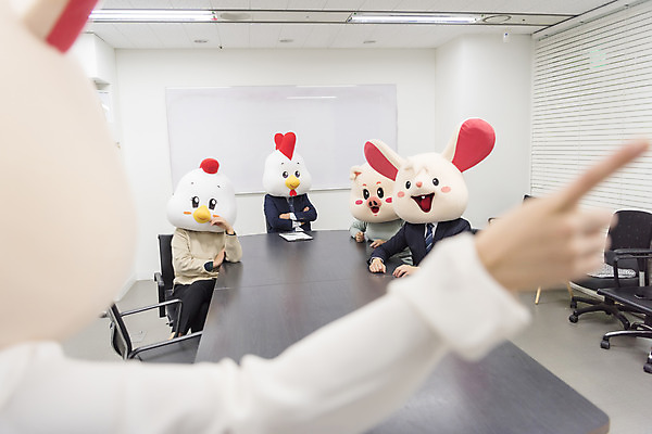 포토 JPG 여자 남자 40대 중년 회의 실내 서기 앉기 정장 여러명 상반신 20대 성인 앞모습 뒷모습 아웃포커스 30대 한국인 가리킴 닭띠 닭 돼지띠 돼지 비즈니스맨 비즈니스우먼 쥐띠 쥐 상사 동료 회의실 닭캐릭터 쥐캐릭터 돼지캐릭터 동물탈 흰쥐 2020년 경자년 국내포토 옷 뷰포인트 동물캐릭터 다수 비즈니스 포유류 관계 모션 조류 촬영기법 사람 동양인 손짓 청년 내부 장년 십이지신 직장인 설치류 연도 탈 파일형식