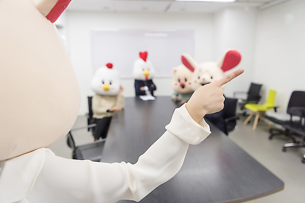 포토 JPG 여자 남자 40대 중년 회의 실내 서기 앉기 정장 여러명 상반신 20대 성인 앞모습 뒷모습 아웃포커스 30대 한국인 가리킴 닭띠 닭 돼지띠 돼지 비즈니스맨 비즈니스우먼 쥐띠 쥐 상사 동료 회의실 닭캐릭터 쥐캐릭터 돼지캐릭터 동물탈 흰쥐 2020년 경자년 국내포토 옷 뷰포인트 동물캐릭터 다수 비즈니스 포유류 관계 모션 조류 촬영기법 사람 동양인 손짓 청년 내부 장년 십이지신 직장인 설치류 연도 탈 파일형식