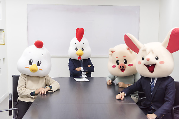 포토 JPG 여자 남자 40대 중년 실내 앉기 정장 여러명 상반신 20대 성인 앞모습 30대 한국인 닭띠 닭 돼지띠 돼지 비즈니스맨 비즈니스우먼 쥐띠 쥐 상사 동료 회의실 리더 닭캐릭터 쥐캐릭터 돼지캐릭터 동물탈 흰쥐 2020년 경자년 팀장 국내포토 옷 뷰포인트 동물캐릭터 다수 비즈니스 포유류 관계 모션 조류 사람 동양인 청년 내부 장년 십이지신 직장인 설치류 연도 탈 파일형식