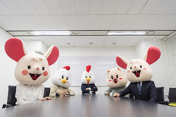 포토 JPG 여자 남자 40대 중년 회의 실내 앉기 정장 여러명 상반신 20대 성인 앞모습 30대 한국인 닭띠 닭 돼지띠 돼지 비즈니스맨 비즈니스우먼 쥐띠 쥐 상사 동료 회의실 닭캐릭터 쥐캐릭터 돼지캐릭터 동물탈 흰쥐 2020년 경자년 국내포토 옷 뷰포인트 동물캐릭터 다수 비즈니스 포유류 관계 모션 조류 사람 동양인 청년 내부 장년 십이지신 직장인 설치류 연도 탈 파일형식