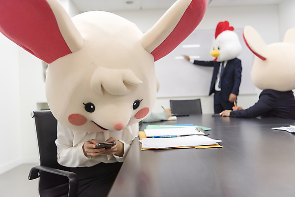 포토 JPG 여자 남자 40대 중년 회의 실내 서기 앉기 정장 여러명 상반신 20대 성인 앞모습 옆모습 30대 스마트폰 한국인 닭띠 닭 돼지띠 돼지 비즈니스맨 비즈니스우먼 쥐띠 쥐 상사 동료 회의실 문서 닭캐릭터 쥐캐릭터 돼지캐릭터 동물탈 딴짓 흰쥐 2020년 경자년 국내포토 옷 뷰포인트 동물캐릭터 다수 비즈니스 포유류 관계 모션 조류 사람 동양인 청년 내부 장년 핸드폰 스마트기기 십이지신 직장인 설치류 연도 탈 파일형식