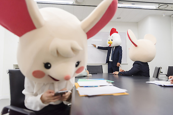 포토 JPG 여자 남자 40대 중년 회의 실내 서기 앉기 정장 여러명 상반신 20대 성인 30대 한국인 닭띠 닭 돼지띠 돼지 비즈니스맨 비즈니스우먼 쥐띠 쥐 상사 동료 회의실 닭캐릭터 쥐캐릭터 돼지캐릭터 동물탈 흰쥐 2020년 경자년 국내포토 옷 동물캐릭터 다수 비즈니스 포유류 관계 모션 조류 사람 동양인 청년 내부 장년 십이지신 직장인 설치류 연도 탈 파일형식