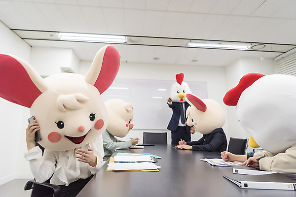 포토 JPG 여자 남자 40대 중년 회의 실내 서기 앉기 정장 여러명 상반신 20대 성인 30대 한국인 닭띠 닭 돼지띠 돼지 비즈니스맨 비즈니스우먼 쥐띠 쥐 상사 동료 회의실 닭캐릭터 쥐캐릭터 돼지캐릭터 동물탈 흰쥐 2020년 경자년 국내포토 옷 동물캐릭터 다수 비즈니스 포유류 관계 모션 조류 사람 동양인 청년 내부 장년 십이지신 직장인 설치류 연도 탈 파일형식