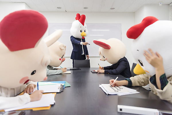 포토 JPG 여자 남자 40대 중년 회의 실내 서기 앉기 정장 여러명 상반신 20대 성인 30대 한국인 닭띠 닭 돼지띠 돼지 비즈니스맨 비즈니스우먼 쥐띠 쥐 상사 동료 회의실 리더 닭캐릭터 쥐캐릭터 돼지캐릭터 동물탈 흰쥐 2020년 경자년 팀장 국내포토 옷 동물캐릭터 다수 비즈니스 포유류 관계 모션 조류 사람 동양인 청년 내부 장년 십이지신 직장인 설치류 연도 탈 파일형식