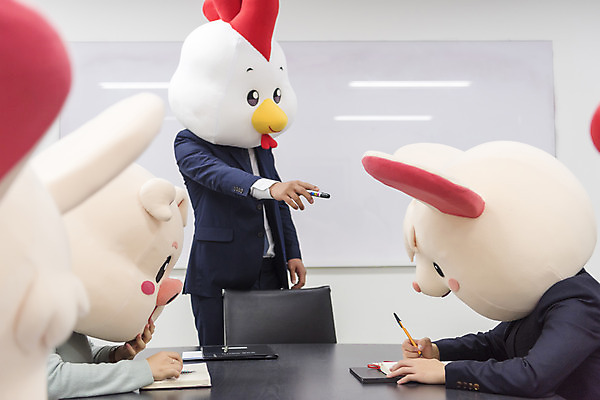 포토 JPG 여자 남자 40대 중년 회의 실내 서기 앉기 정장 여러명 상반신 20대 성인 30대 한국인 닭띠 닭 돼지띠 돼지 비즈니스맨 비즈니스우먼 쥐띠 쥐 상사 동료 회의실 리더 닭캐릭터 쥐캐릭터 돼지캐릭터 동물탈 흰쥐 2020년 경자년 팀장 국내포토 옷 동물캐릭터 다수 비즈니스 포유류 관계 모션 조류 사람 동양인 청년 내부 장년 십이지신 직장인 설치류 연도 탈 파일형식