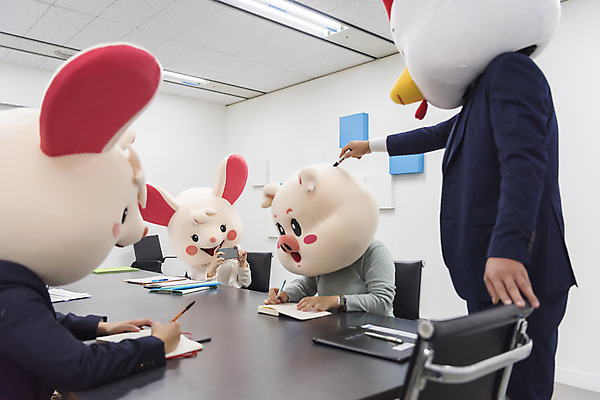 포토 JPG 여자 남자 40대 중년 회의 실내 서기 앉기 정장 여러명 상반신 20대 성인 30대 한국인 닭띠 닭 돼지띠 돼지 비즈니스맨 비즈니스우먼 쥐띠 쥐 상사 동료 회의실 리더 닭캐릭터 쥐캐릭터 돼지캐릭터 동물탈 흰쥐 2020년 경자년 팀장 국내포토 옷 동물캐릭터 다수 비즈니스 포유류 관계 모션 조류 사람 동양인 청년 내부 장년 십이지신 직장인 설치류 연도 탈 파일형식