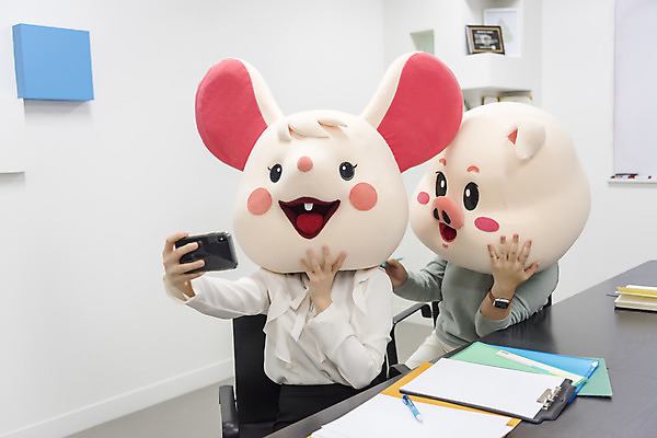 포토 JPG 여자 40대 중년 실내 들기 앉기 정장 상반신 20대 성인 두명 앞모습 스마트폰 한국인 돼지띠 돼지 비즈니스우먼 쥐띠 쥐 상사 셀프카메라 동료 회의실 즐거움 문서 쥐캐릭터 돼지캐릭터 동물탈 흰쥐 여자만 2020년 경자년 국내포토 옷 감정 뷰포인트 동물캐릭터 비즈니스 포유류 관계 모션 사람 동양인 청년 내부 핸드폰 스마트기기 사진촬영 십이지신 직장인 설치류 연도 탈 파일형식