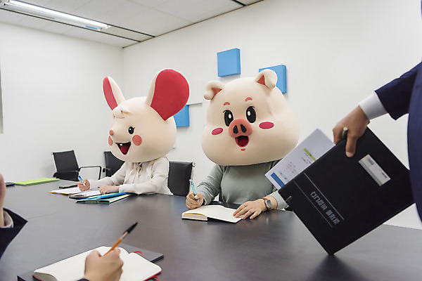 포토 JPG 손 여자 남자 40대 중년 실내 앉기 정장 여러명 상반신 20대 성인 앞모습 신체부위 30대 한국인 닭띠 닭 돼지띠 돼지 비즈니스맨 비즈니스우먼 쥐띠 쥐 상사 동료 회의실 리더 문서 닭캐릭터 쥐캐릭터 돼지캐릭터 결재판 동물탈 흰쥐 2020년 경자년 팀장 국내포토 옷 뷰포인트 동물캐릭터 다수 비즈니스 포유류 관계 모션 조류 사람 동양인 청년 내부 장년 십이지신 직장인 설치류 연도 탈 결재 파일형식