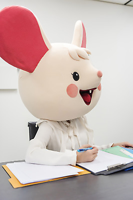 포토 JPG 여자 회의 실내 한명 앉기 정장 상반신 20대 성인 앞모습 듣기 한국인 비즈니스우먼 쥐띠 쥐 회의실 문서 쥐캐릭터 동물탈 흰쥐 성인여자한명만 2020년 경자년 국내포토 1 옷 뷰포인트 동물캐릭터 비즈니스 모션 사람 동양인 청년 내부 십이지신 직장인 설치류 연도 탈 여자한명만 성인여자만 파일형식