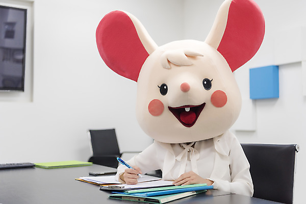 포토 JPG 여자 회의 실내 한명 앉기 정장 상반신 20대 성인 앞모습 한국인 비즈니스우먼 쥐띠 쥐 회의실 문서 쥐캐릭터 동물탈 흰쥐 성인여자한명만 2020년 경자년 국내포토 1 옷 뷰포인트 동물캐릭터 비즈니스 모션 사람 동양인 청년 내부 십이지신 직장인 설치류 연도 탈 여자한명만 성인여자만 파일형식