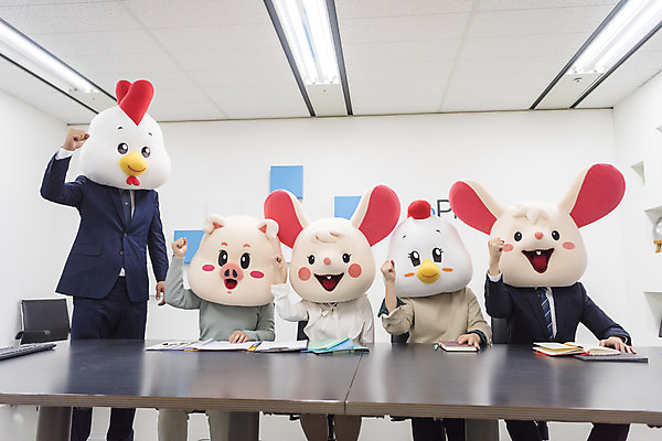 포토 JPG 여자 남자 40대 중년 회의 실내 서기 앉기 정장 여러명 상반신 20대 성인 30대 한국인 닭띠 닭 돼지띠 돼지 비즈니스맨 비즈니스우먼 쥐띠 쥐 상사 동료 회의실 리더 닭캐릭터 쥐캐릭터 돼지캐릭터 동물탈 흰쥐 2020년 경자년 팀장 국내포토 옷 동물캐릭터 다수 비즈니스 포유류 관계 모션 조류 사람 동양인 청년 내부 장년 십이지신 직장인 설치류 연도 탈 파일형식