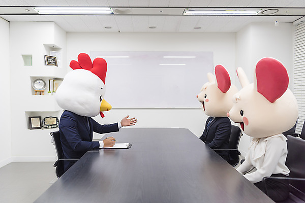 포토 JPG 여자 남자 실내 앉기 정장 상반신 20대 성인 옆모습 세명 30대 한국인 닭띠 닭 비즈니스맨 비즈니스우먼 쥐띠 쥐 동료 회의실 면접 닭캐릭터 쥐캐릭터 동물탈 면접관 흰쥐 성인만 2020년 경자년 국내포토 옷 뷰포인트 동물캐릭터 비즈니스 관계 모션 조류 사람 동양인 청년 내부 장년 십이지신 직장인 설치류 연도 탈 파일형식