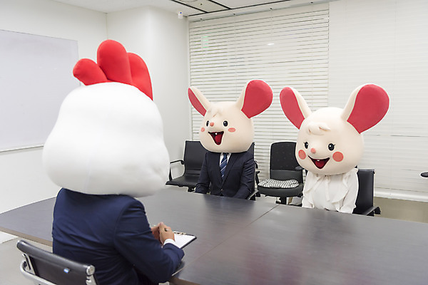 포토 JPG 여자 남자 실내 앉기 정장 상반신 20대 성인 앞모습 뒷모습 세명 30대 한국인 닭띠 닭 비즈니스맨 비즈니스우먼 쥐띠 쥐 동료 회의실 면접 닭캐릭터 쥐캐릭터 동물탈 면접관 흰쥐 성인만 2020년 경자년 국내포토 옷 뷰포인트 동물캐릭터 비즈니스 관계 모션 조류 사람 동양인 청년 내부 장년 십이지신 직장인 설치류 연도 탈 파일형식