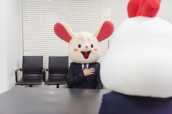 포토 JPG 남자 실내 앉기 정장 상반신 성인 두명 앞모습 뒷모습 30대 한국인 닭띠 닭 비즈니스맨 쥐띠 쥐 동료 회의실 면접 닭캐릭터 쥐캐릭터 동물탈 면접관 흰쥐 성인남자만 2020년 경자년 국내포토 옷 뷰포인트 동물캐릭터 비즈니스 관계 모션 조류 사람 동양인 내부 장년 십이지신 직장인 설치류 연도 탈 남자만 성인만 파일형식